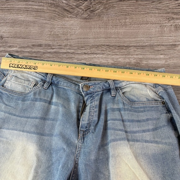 Lane Bryant Jeans Womens Size 20 Crop Light Wash Faded Distressed Capri (967) - Picture 3 of 7